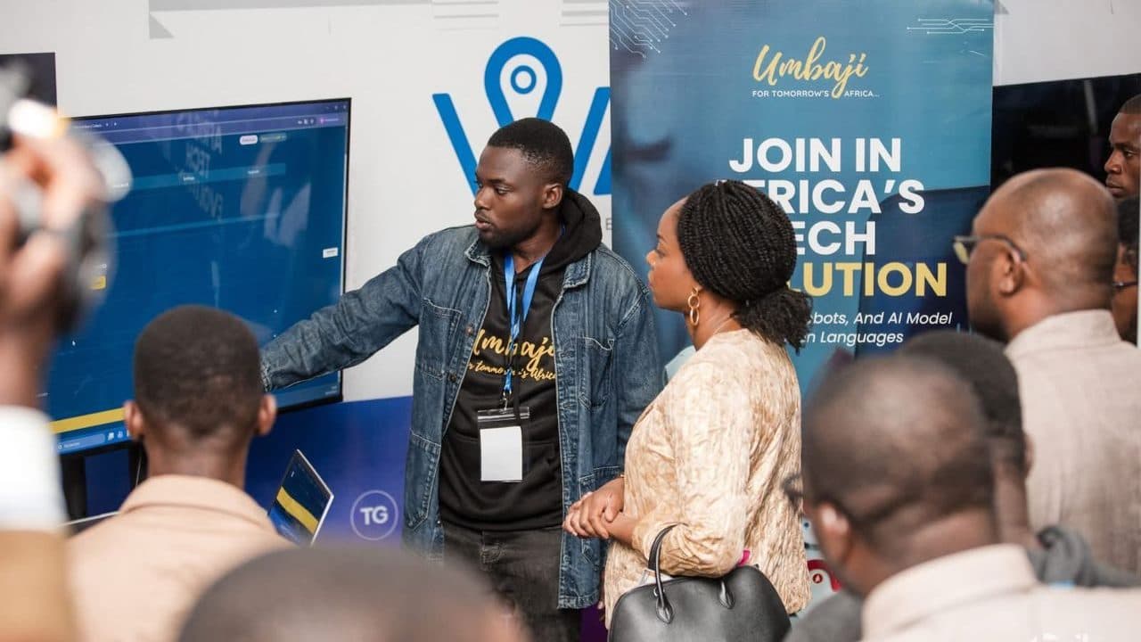 L'équipe Umbaji présente Yodi au public lors d'un salon tech